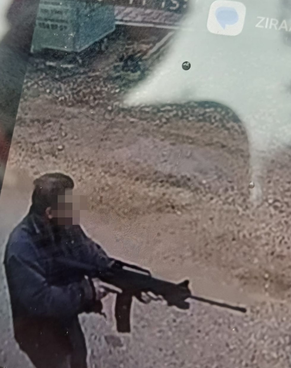 Kavga eden sokak köpeklerine tüfekle ateş edip bir köpeği öldürdü
