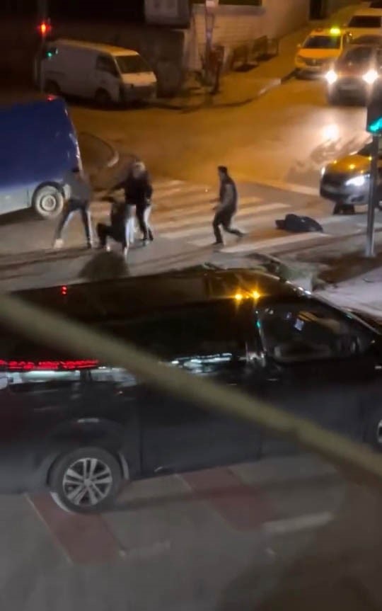 Kavga esnasında yola savrulan çocuk yürekleri ağza getirdi
