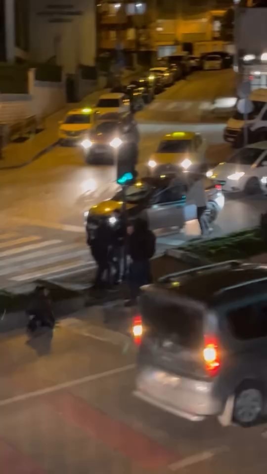 Kavga esnasında yola savrulan çocuk yürekleri ağza getirdi
