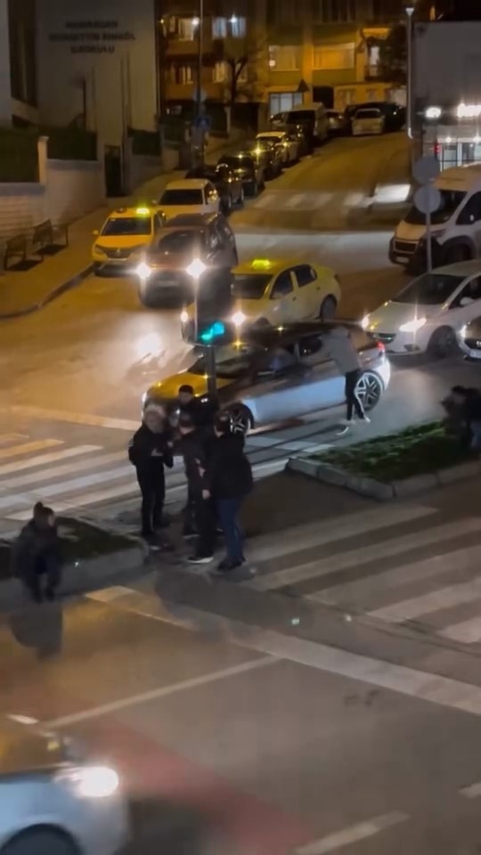 Kavga esnasında yola savrulan çocuk yürekleri ağza getirdi
