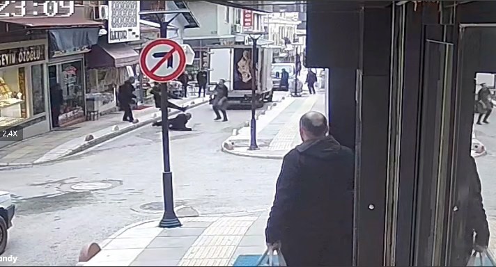 Kavga ettiği kişiye kurşun yağdırdı: O anlar kameraya yansıdı
