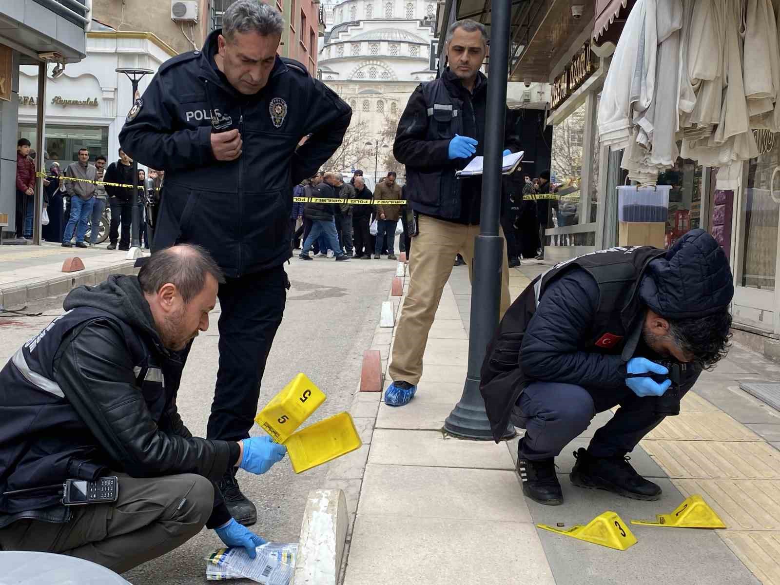 Kavga ettiği kişiye kurşun yağdırdı: O anlar kameraya yansıdı
