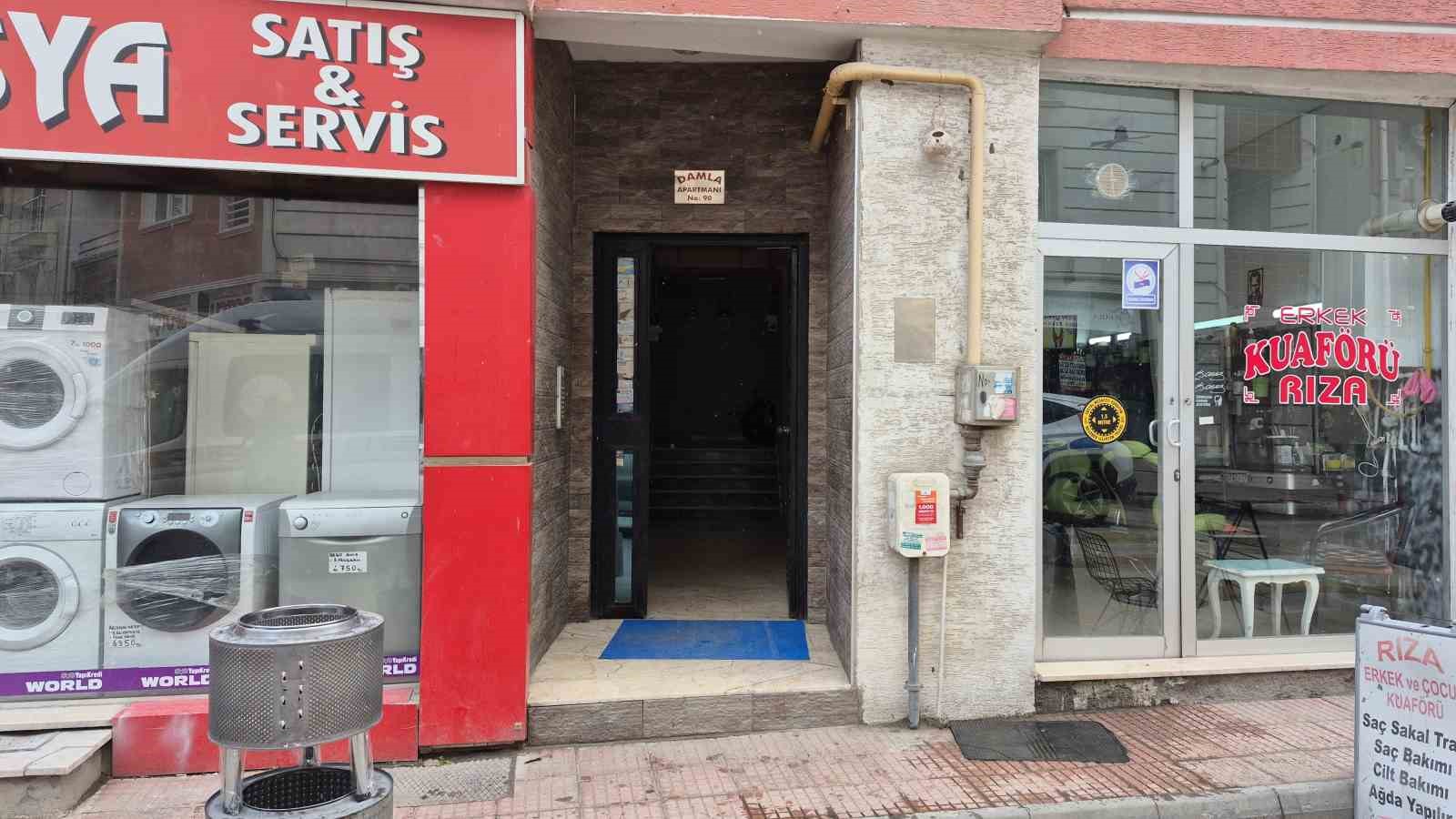 Kavga ettiği üvey babasını bıçakla ağır yaraladı
