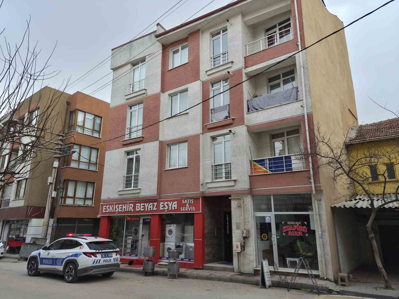 Kavga ettiği üvey babasını bıçakla ağır yaraladı
