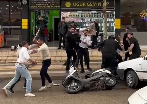 Kavga ihbarına gelen polisleri pankart ve pasta ile karşıladılar
