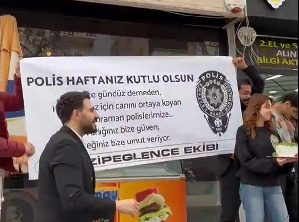 Kavga ihbarına gelen polisleri pankart ve pasta ile karşıladılar
