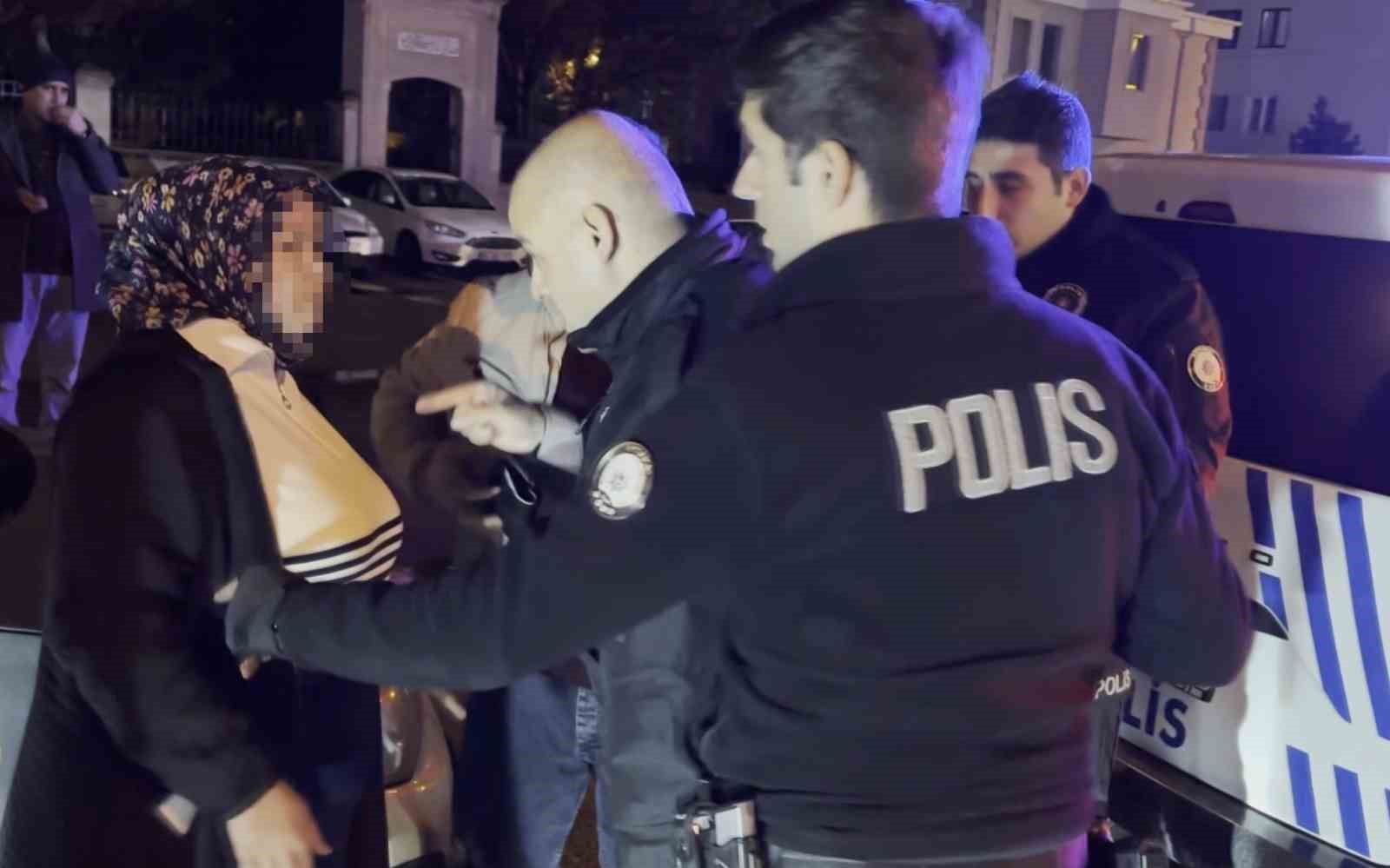 Kavga sonrası gözaltına alınan şahıs "Kapıyı kapatmayın" derken, annesi "Adam öldürmedi, çıkarın benim çocuğumu" dedi
