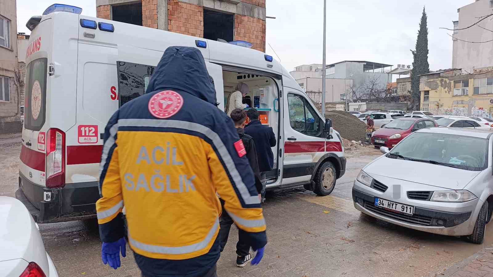 Kavgada bacağından bıçaklanarak yaralandı
