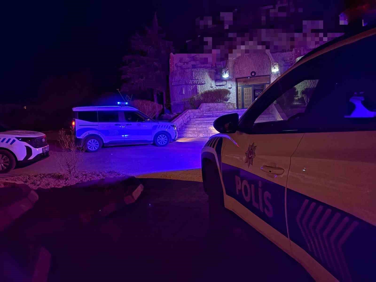 Kavgayı ayırmaya çalışan gece kulübü çalışan bıçaklandı
