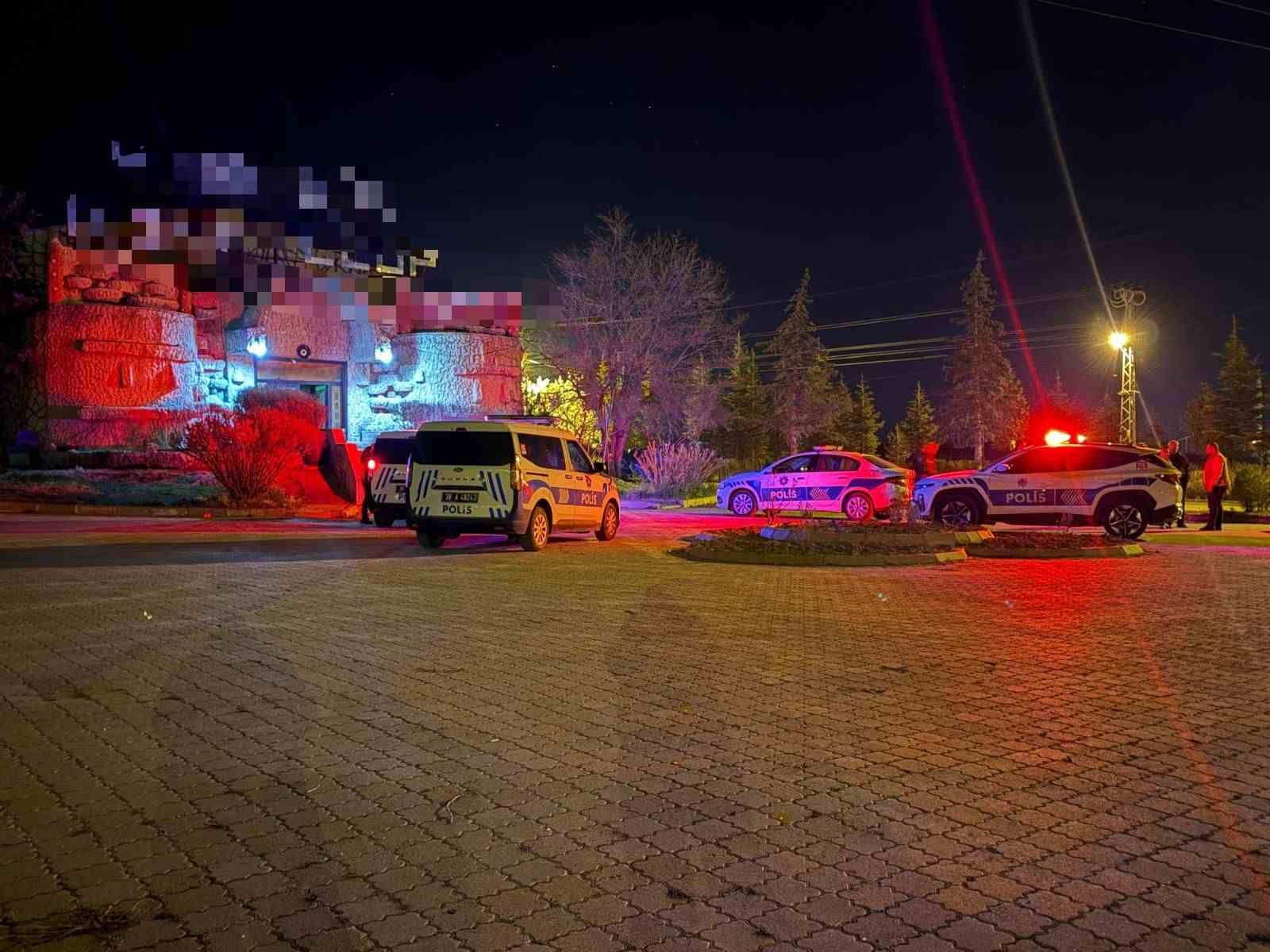 Kavgayı ayırmaya çalışan gece kulübü çalışan bıçaklandı
