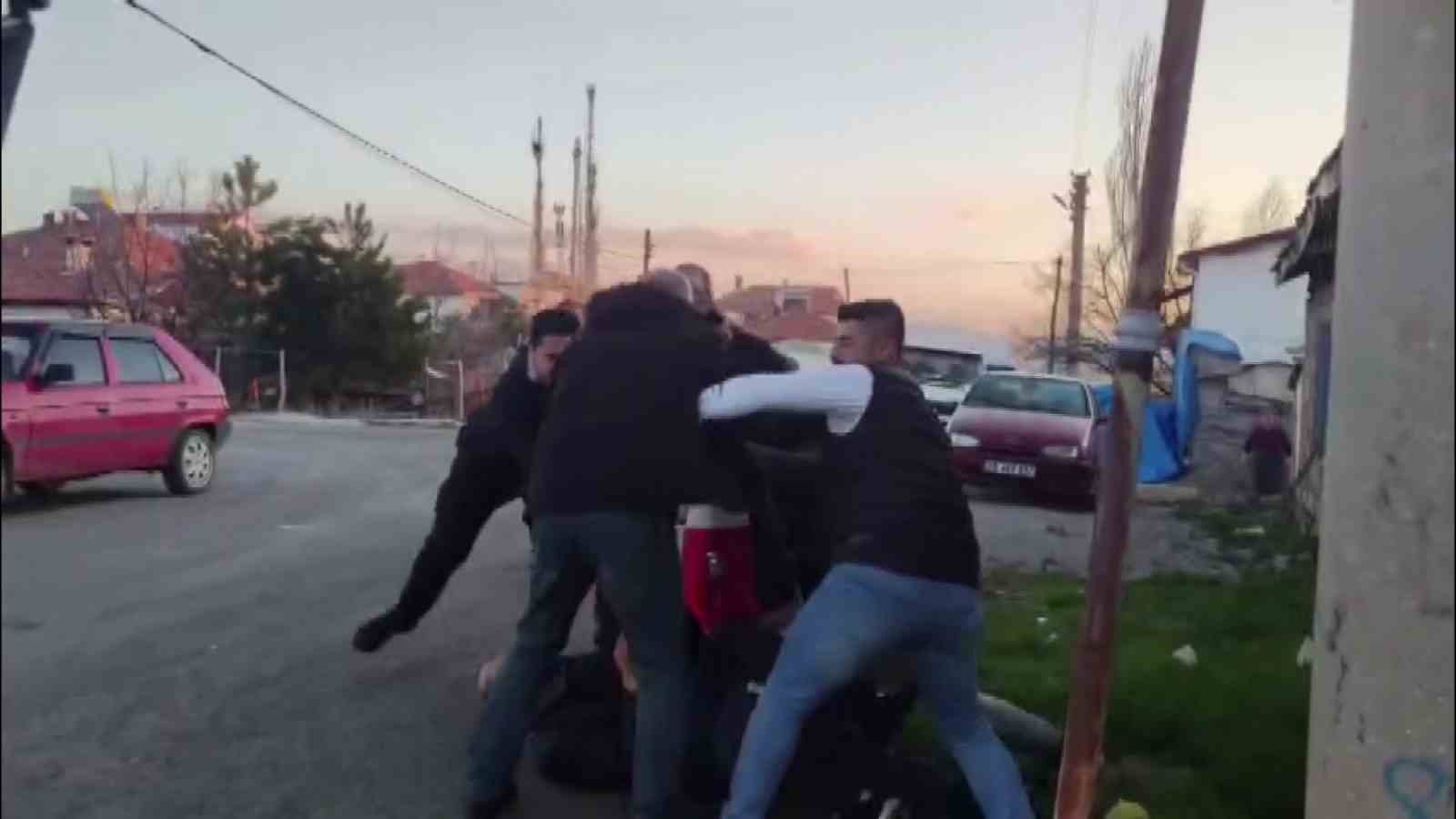 Kavgayı ayırmaya gelen polisleri davul-zurnayla karşıladılar
