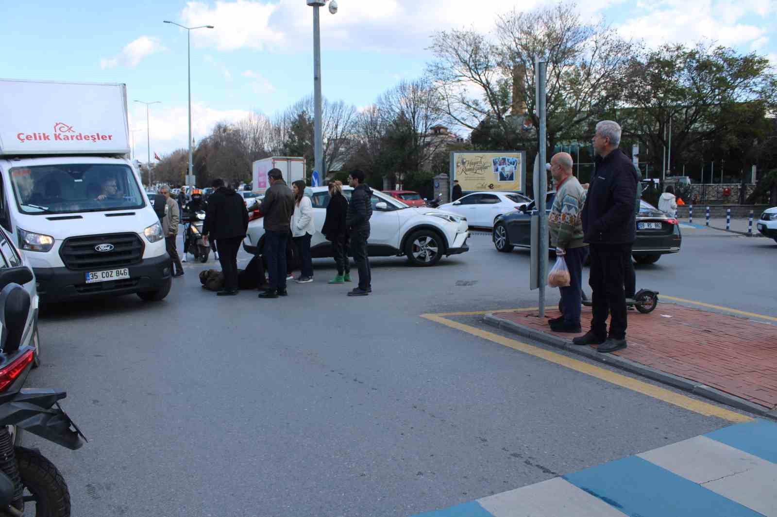 Kavşak içindeki kazada sürücü yaralandı
