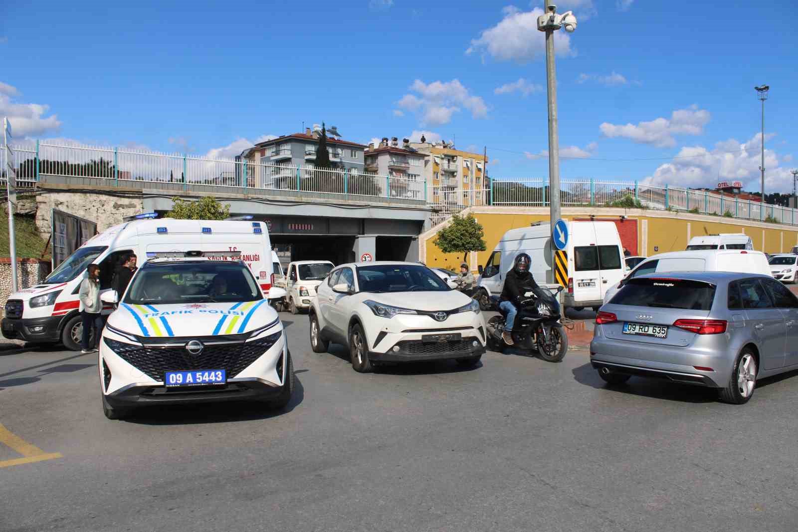 Kavşak içindeki kazada sürücü yaralandı
