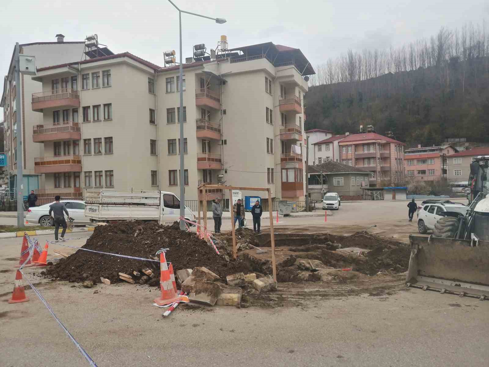 Kavşak ortasında kalan tarihi mezar için ihya çalışması başlatıldı
