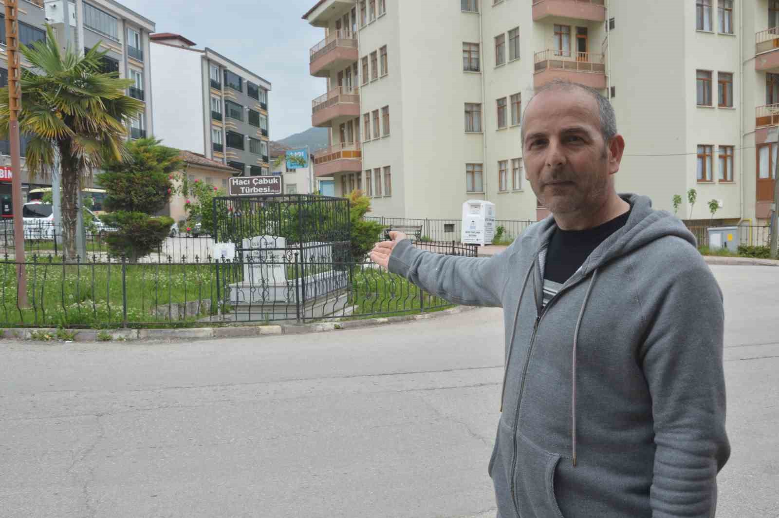 Kavşak ortasında kalan tarihi mezar için ihya çalışması başlatıldı
