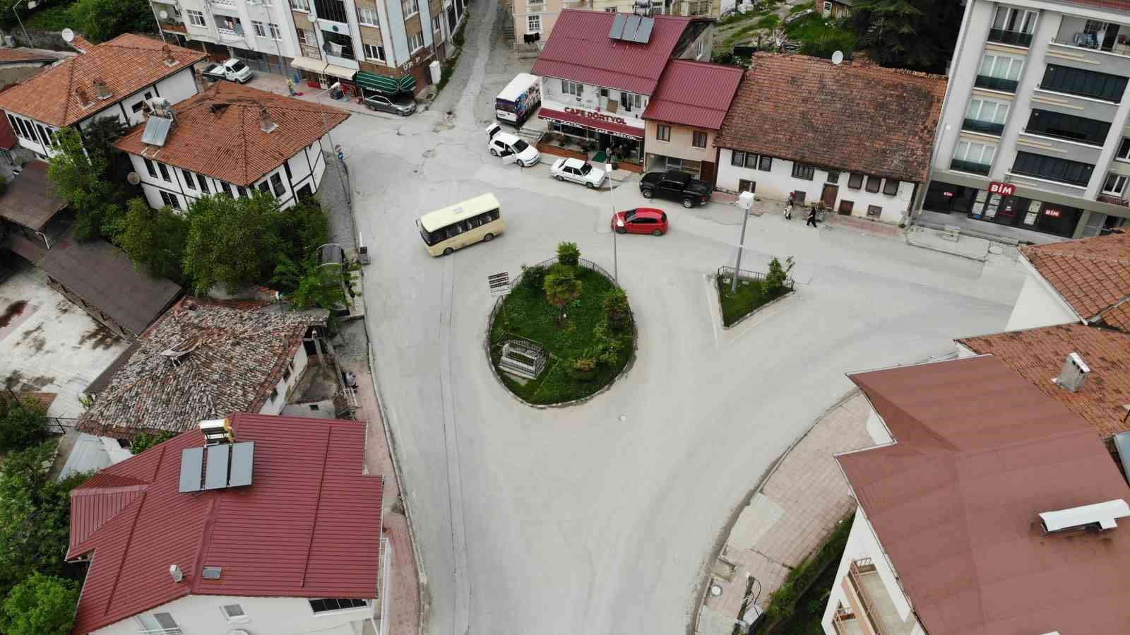 Kavşak ortasında kalan tarihi mezar için ihya çalışması başlatıldı
