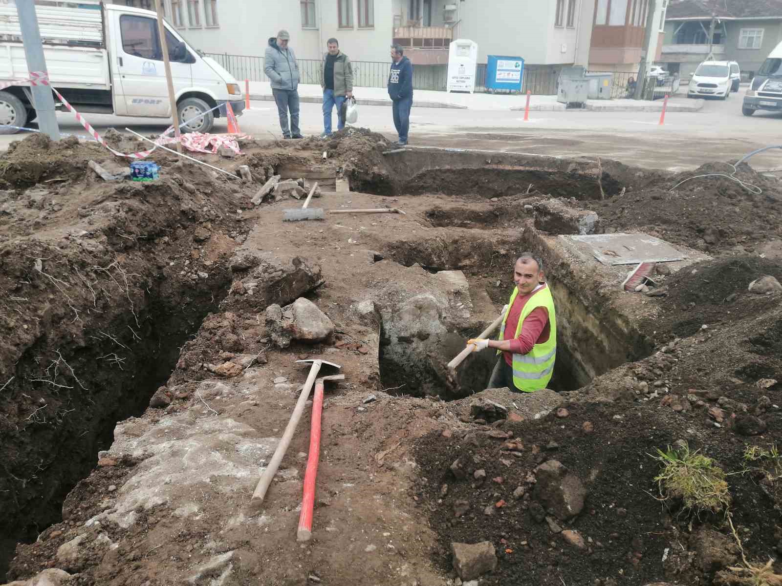 Kavşak ortasında kalan tarihi mezar için ihya çalışması başlatıldı
