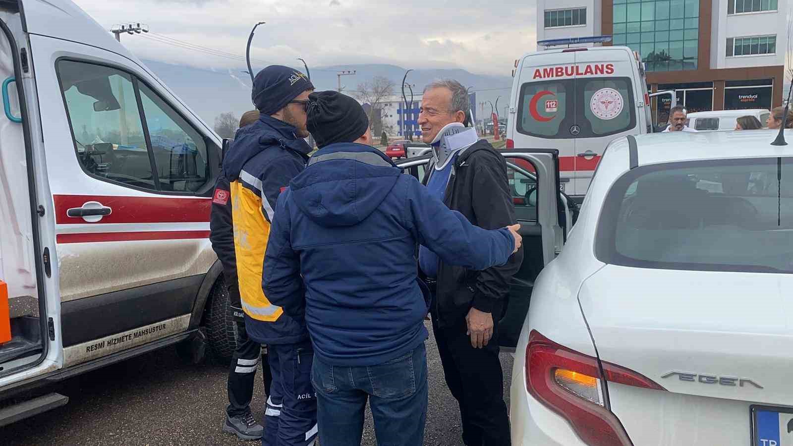 Kavşakta 2 otomobil çarpıştı: 1 yaralı
