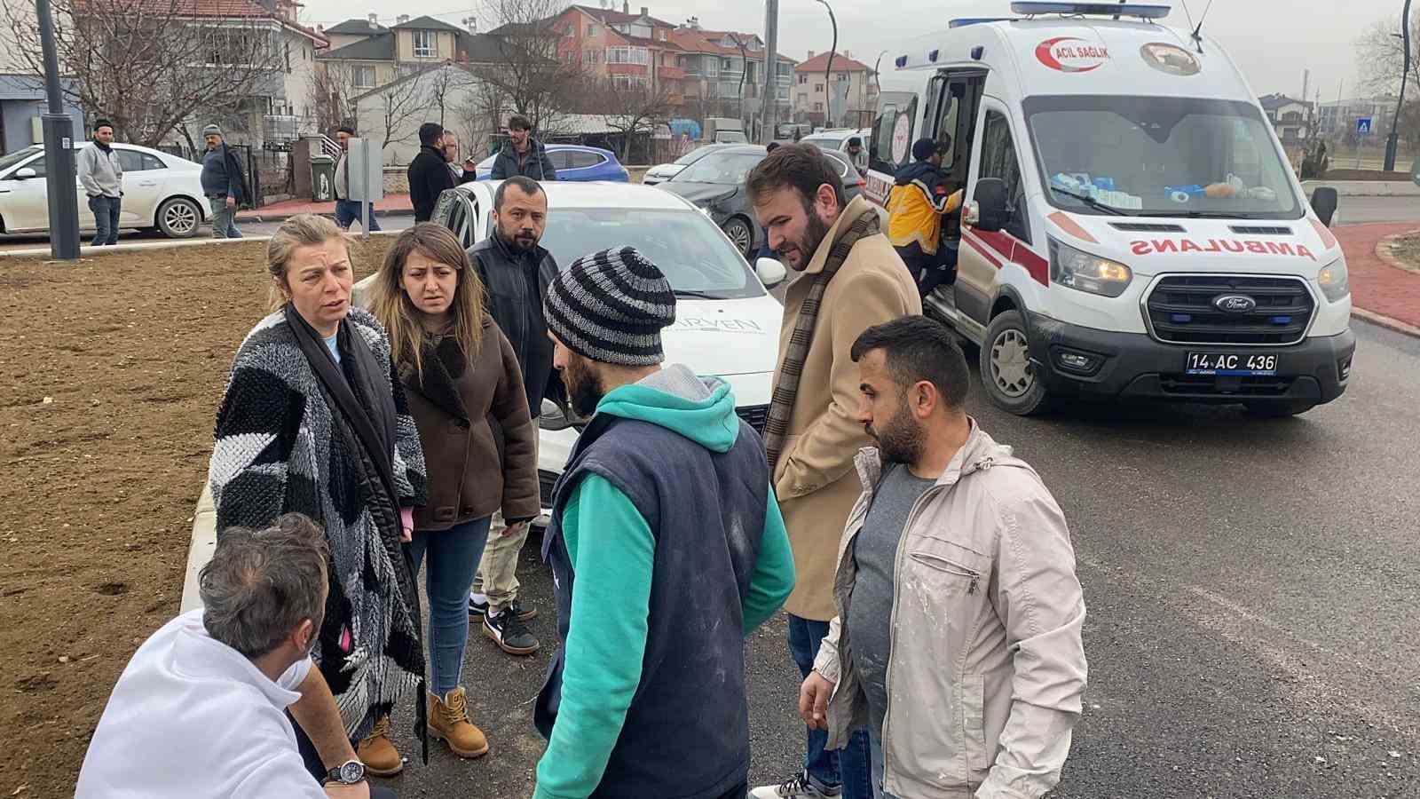 Kavşakta 2 otomobil çarpıştı: 1 yaralı
