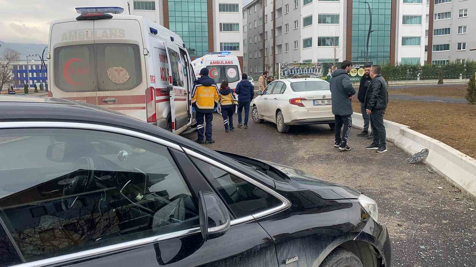 Kavşakta 2 otomobil çarpıştı: 1 yaralı
