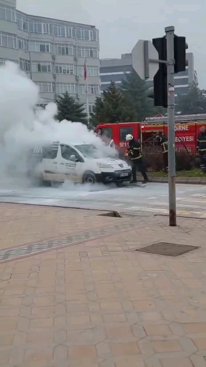 Kavşakta alevli anlar, trafik kilitlendi
