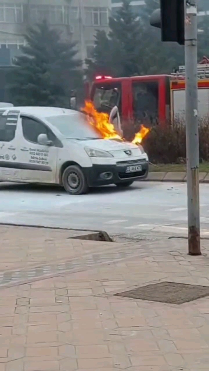 Kavşakta alevli anlar, trafik kilitlendi
