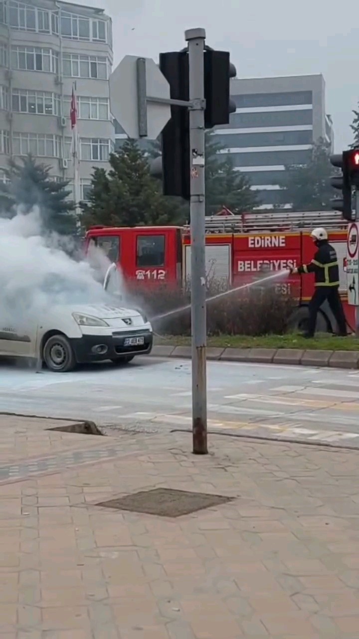Kavşakta alevli anlar, trafik kilitlendi
