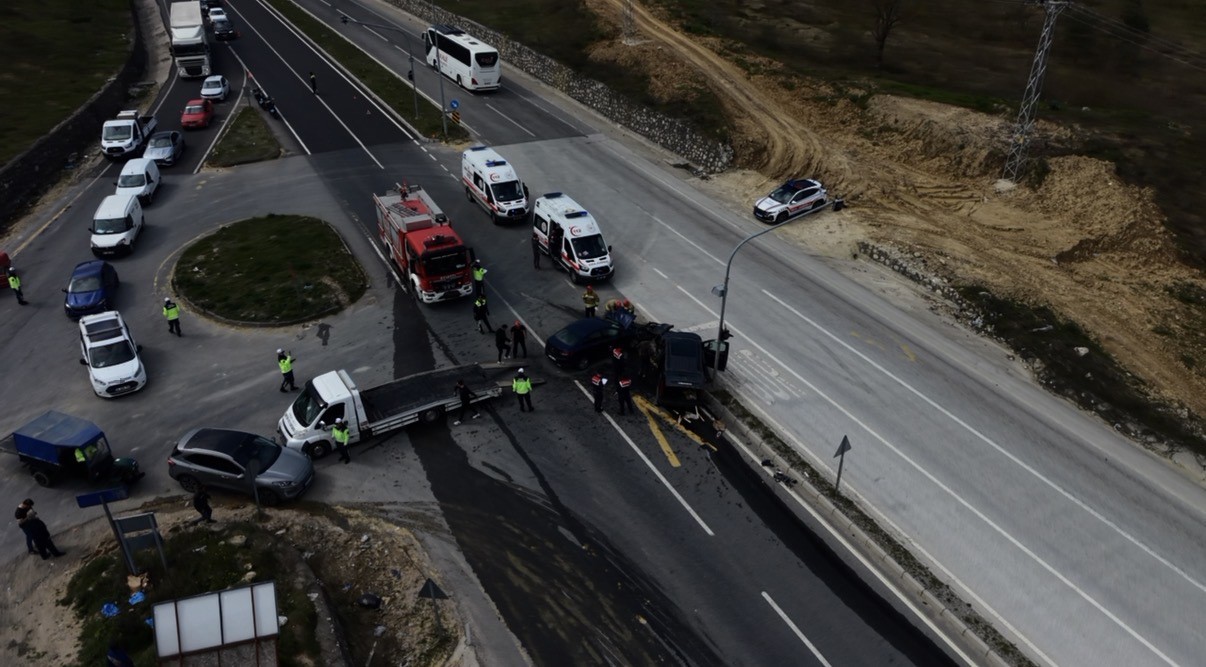 Kavşakta feci kaza: Araçlarda sıkışan sürücüleri itfaiye kurtardı
