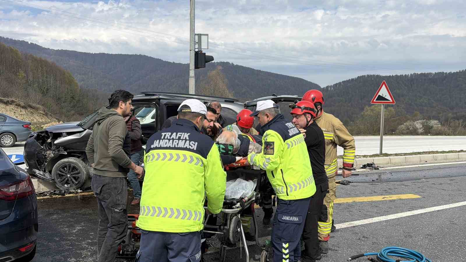 Kavşakta feci kaza: Araçlarda sıkışan sürücüleri itfaiye kurtardı
