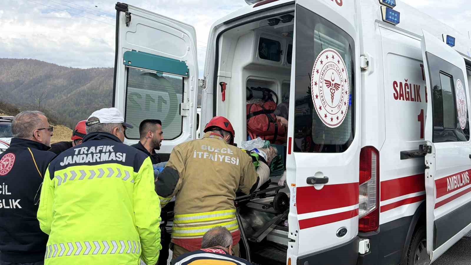 Kavşakta feci kaza: Araçlarda sıkışan sürücüleri itfaiye kurtardı

