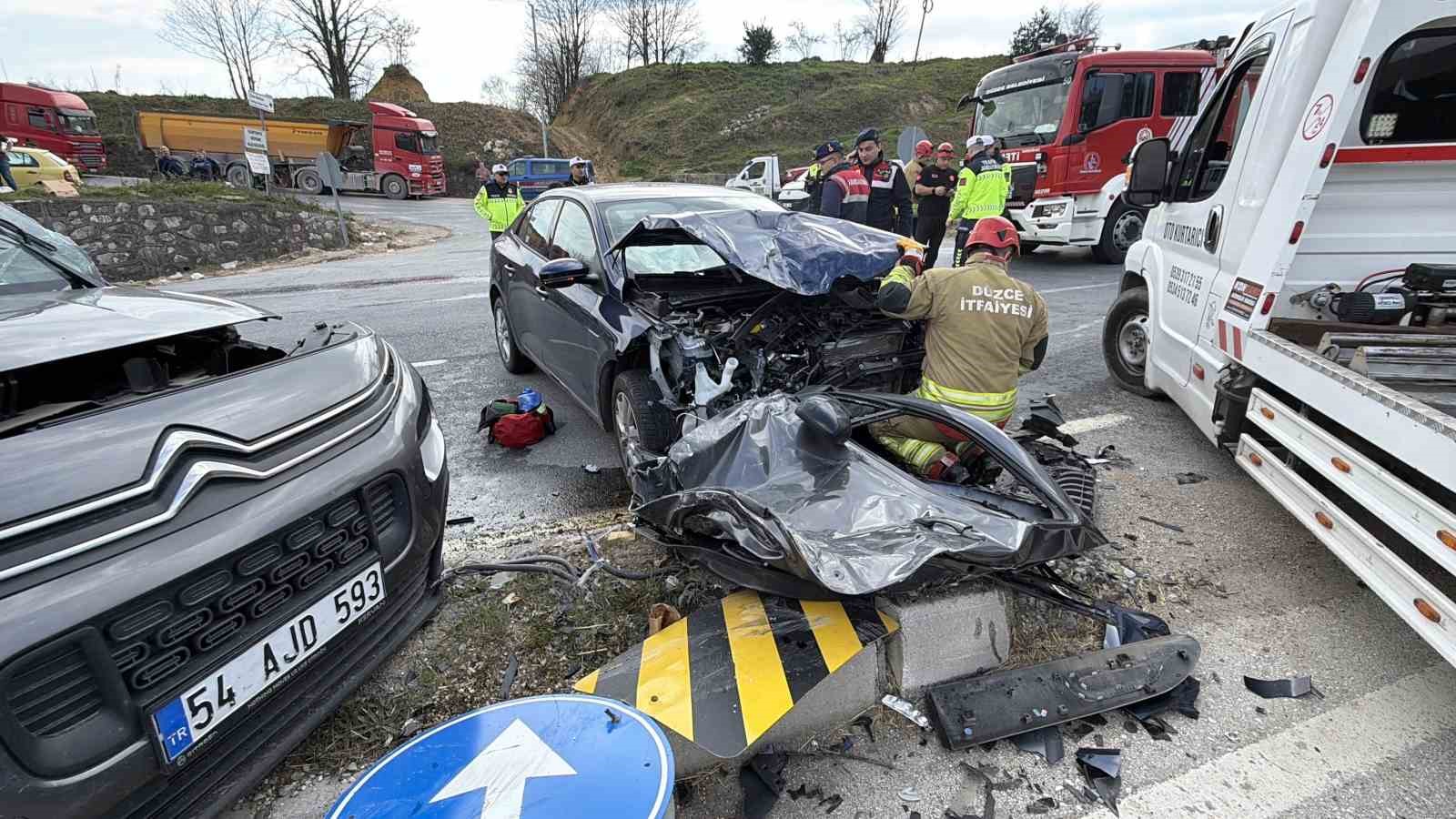 Kavşakta feci kaza: Araçlarda sıkışan sürücüleri itfaiye kurtardı

