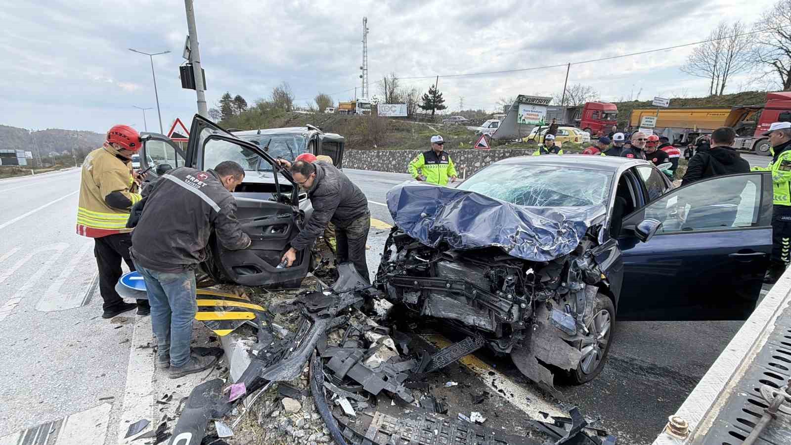Kavşakta feci kaza: Araçlarda sıkışan sürücüleri itfaiye kurtardı
