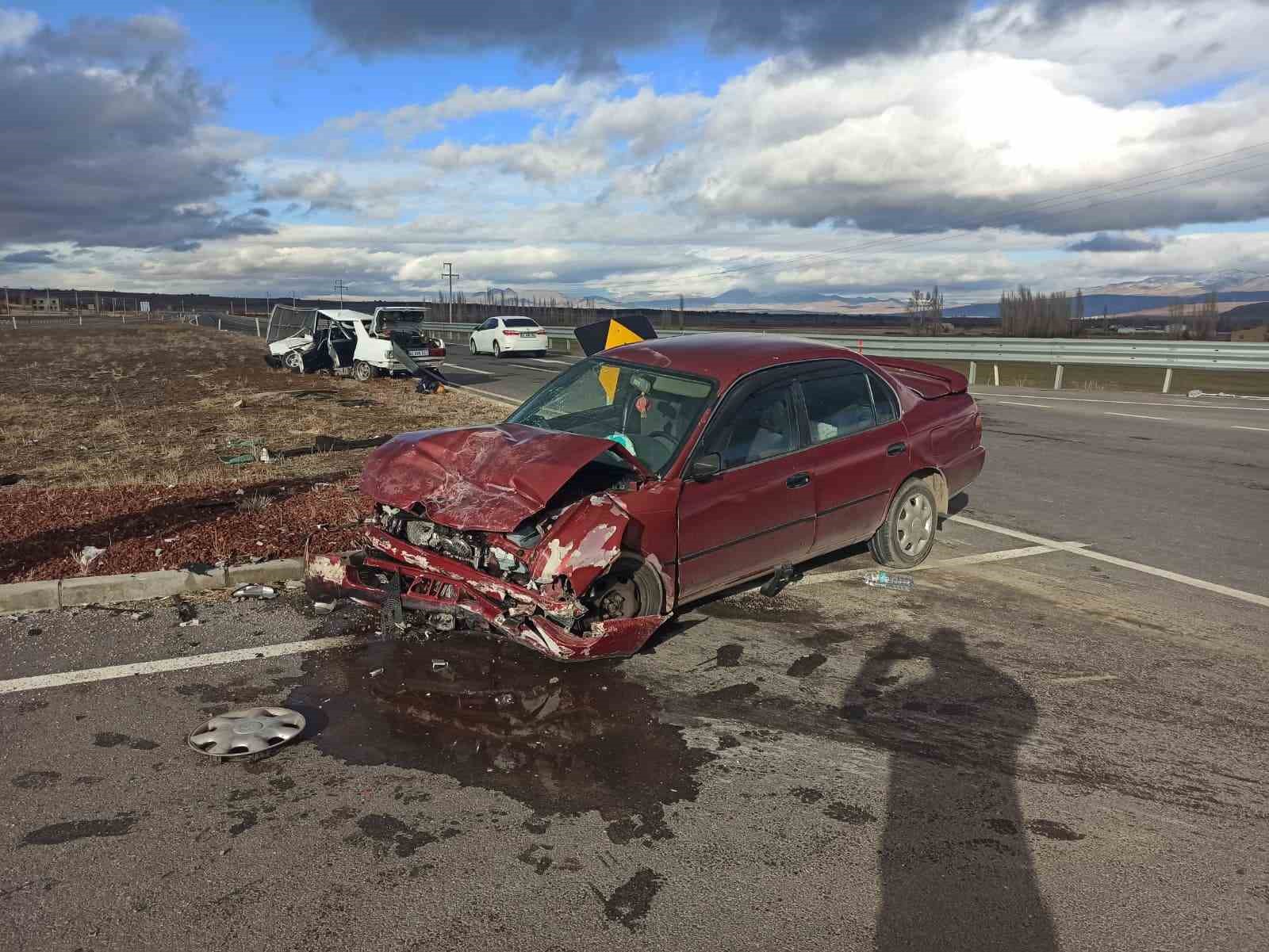 Kavşakta iki otomobil çarpıştı: 1 ölü, 1 yaralı
