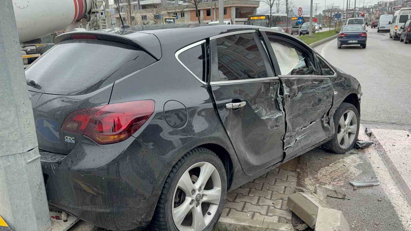 Kavşakta kamyonet ile otomobil çarpıştı: 3 yaralı
