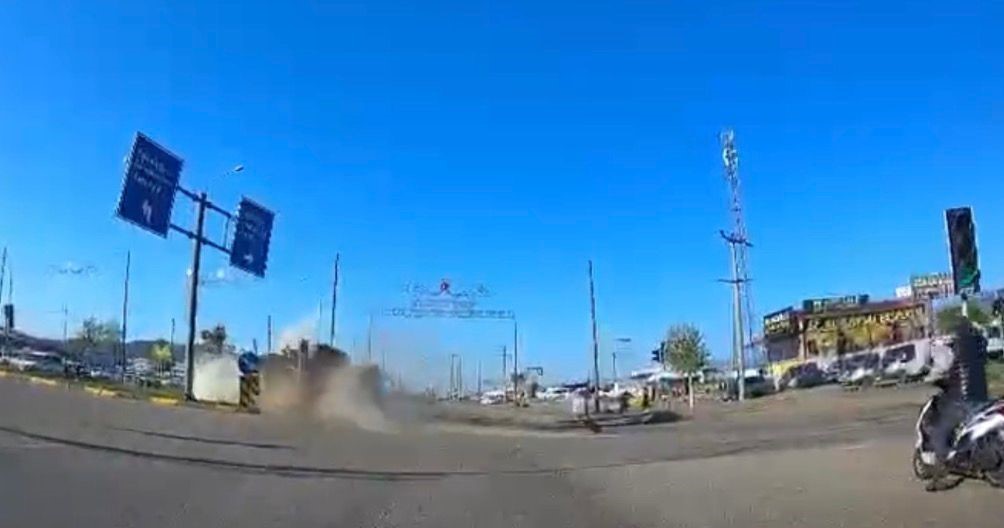 Kavşakta kontrolden çıkan tır devrildi: Faciadan dönülen kaza kamerada
