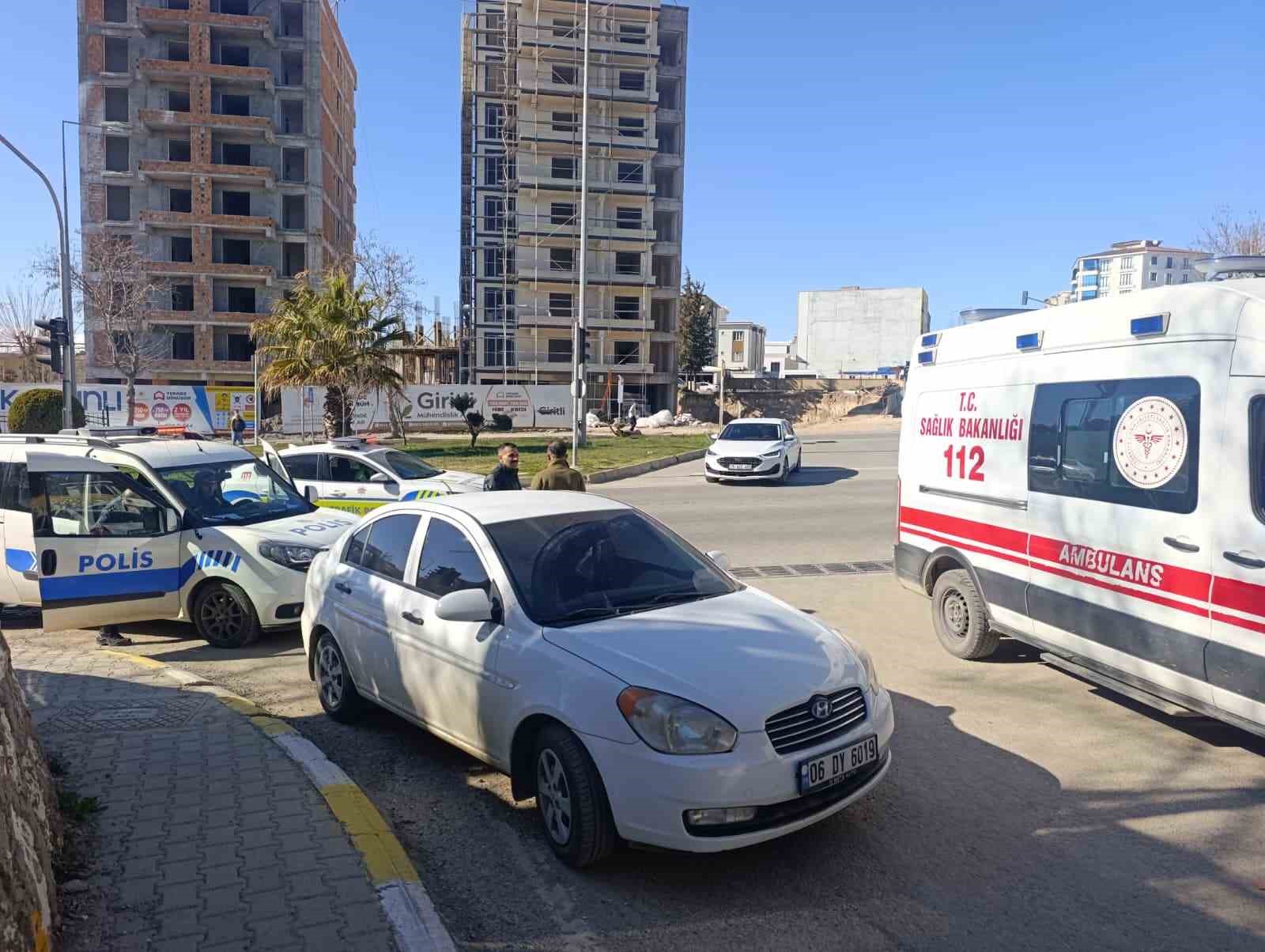 Kavşakta otomobiller çarpıştı: 2 yaralı
