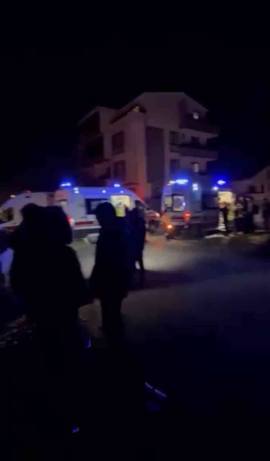 Kavşakta otomobiller çarpıştı: 4 yaralı
