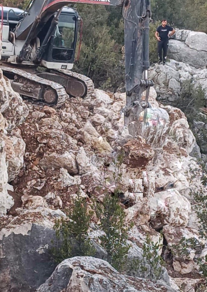 Kaya duvar yıkıldı, altında kalan genç hayatını kaybetti
