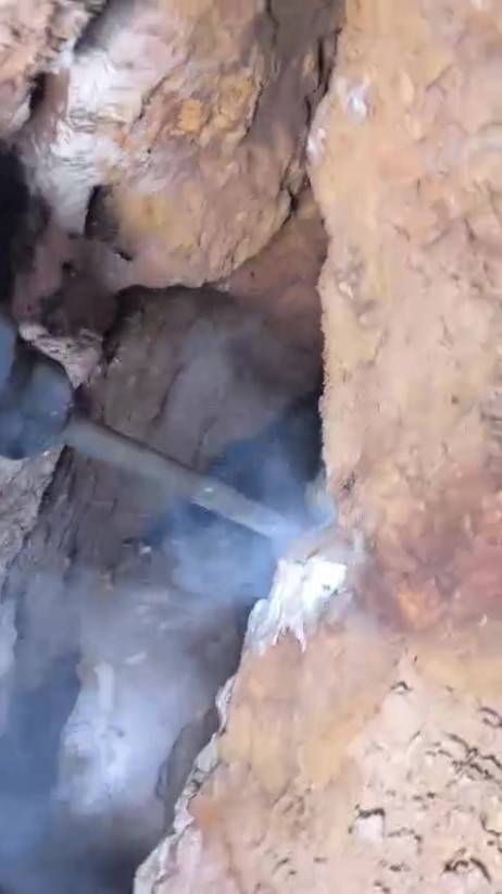 Kaya içerisindeki yarığa düşen 6 yavru köpek için film gibi kurtarma operasyonu
