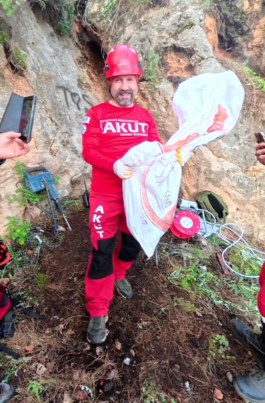 Kaya içerisindeki yarığa düşen 6 yavru köpek için film gibi kurtarma operasyonu
