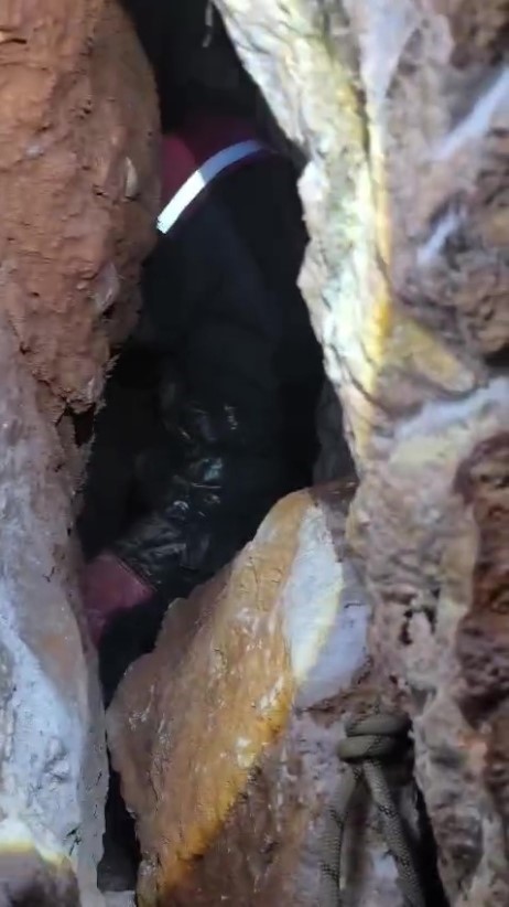 Kaya içerisindeki yarığa düşen 6 yavru köpek için film gibi kurtarma operasyonu
