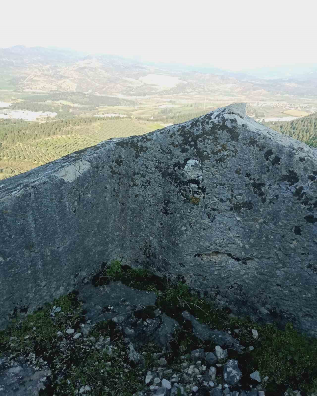 Kaya mezara defineciler tarafından zarar verildi
