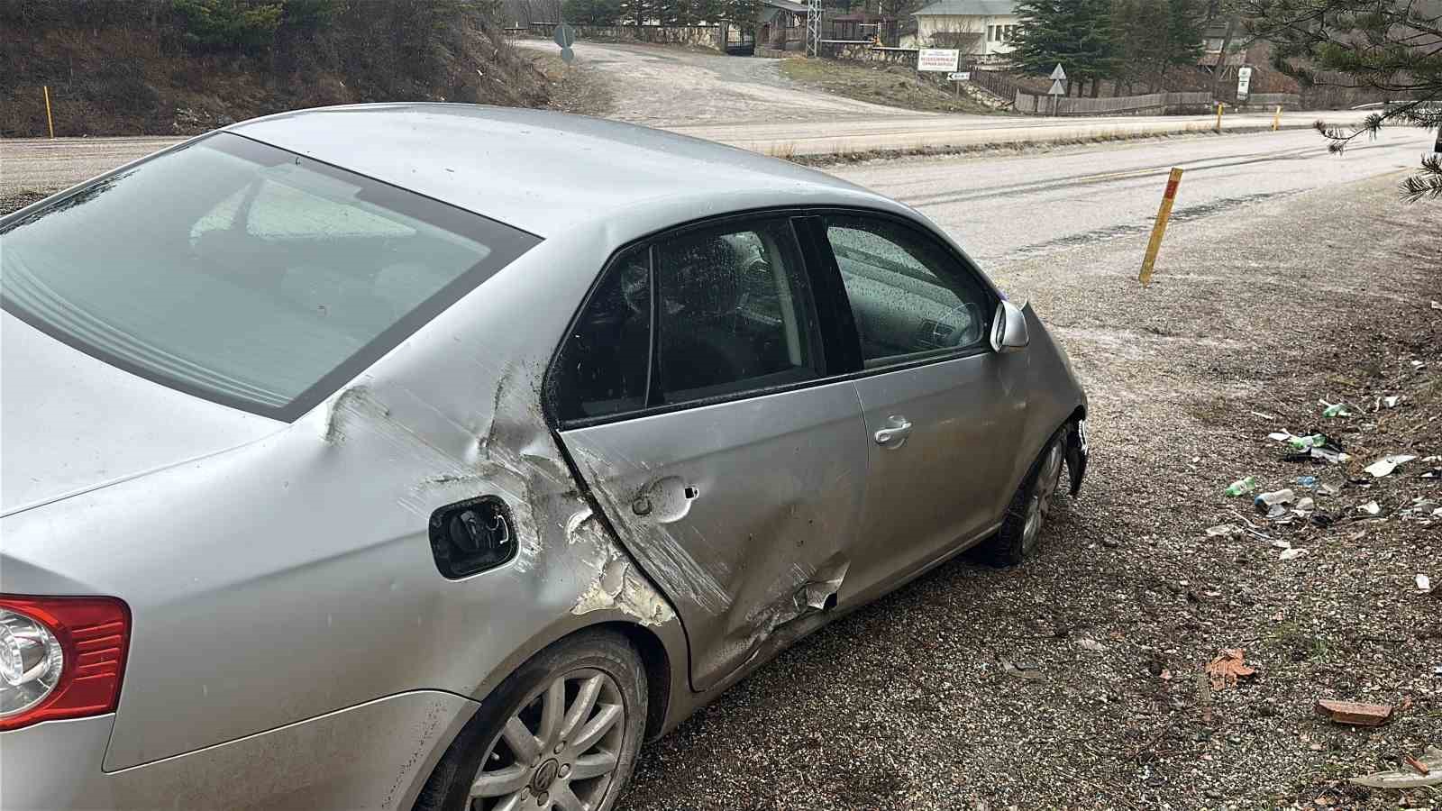 Kayak merkezine gitmek için yola çıkan aile kaza yaptı: 3 yaralı
