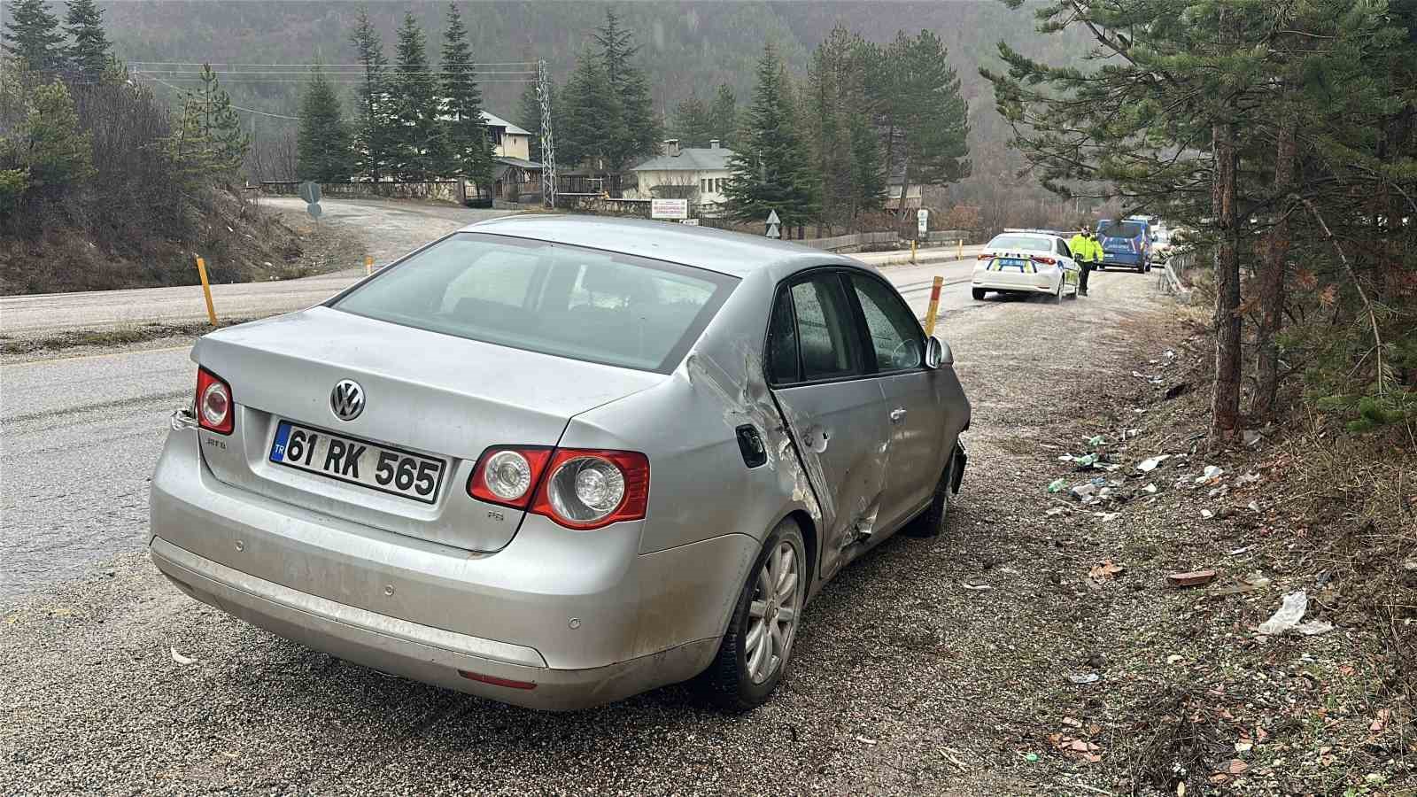 Kayak merkezine gitmek için yola çıkan aile kaza yaptı: 3 yaralı
