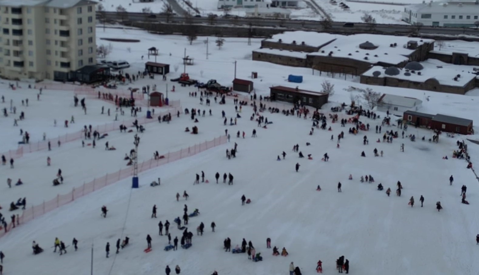 Kayak tesislerindeki yoğunluk havadan görüntülendi
