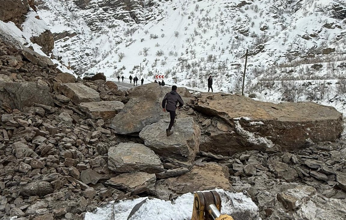 Kayaların düştüğü kara yolu yeniden ulaşıma açıldı

