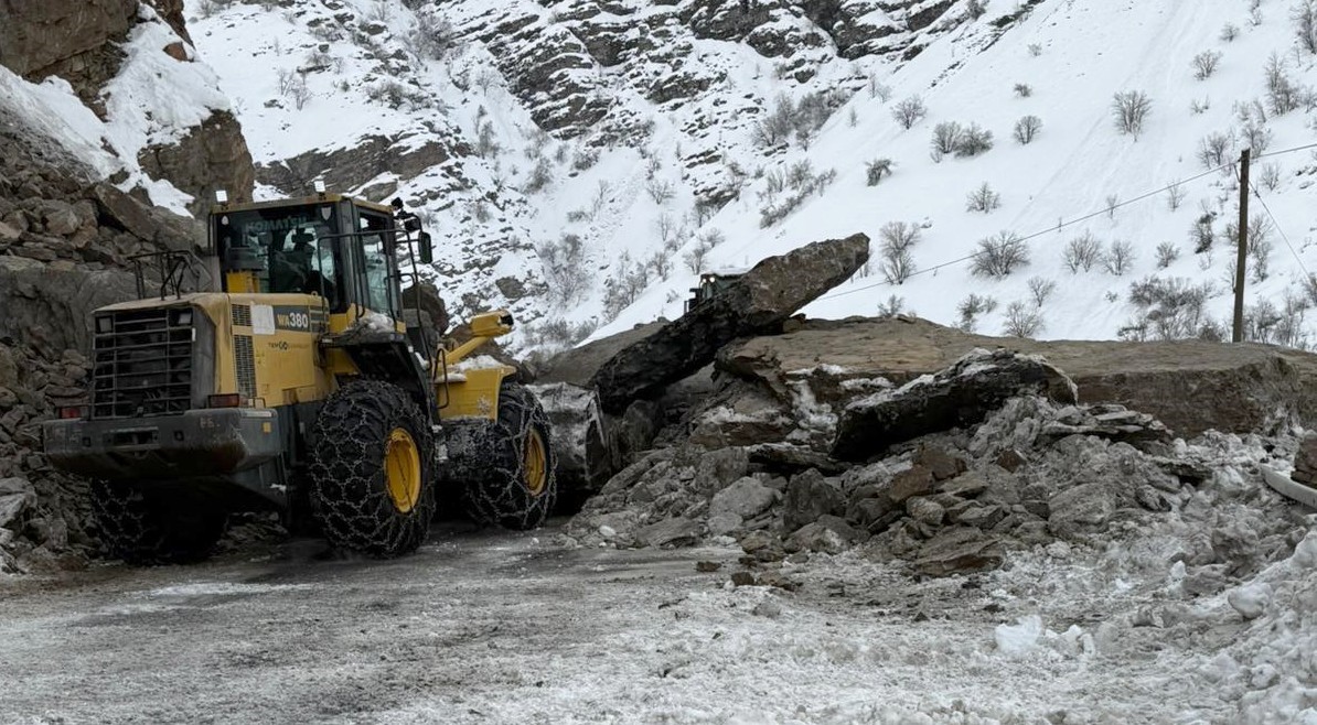 Kayaların düştüğü kara yolu yeniden ulaşıma açıldı
