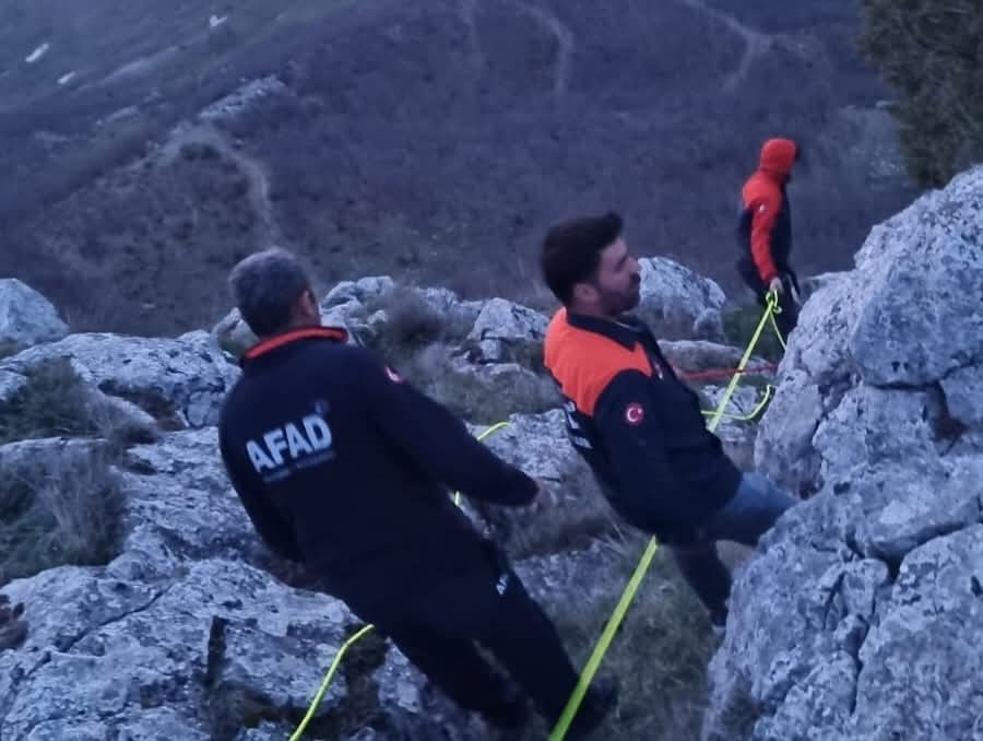 Kayalıklarda mahsur kalan keçiyi arama kurtarma ekipleri kurtardı
