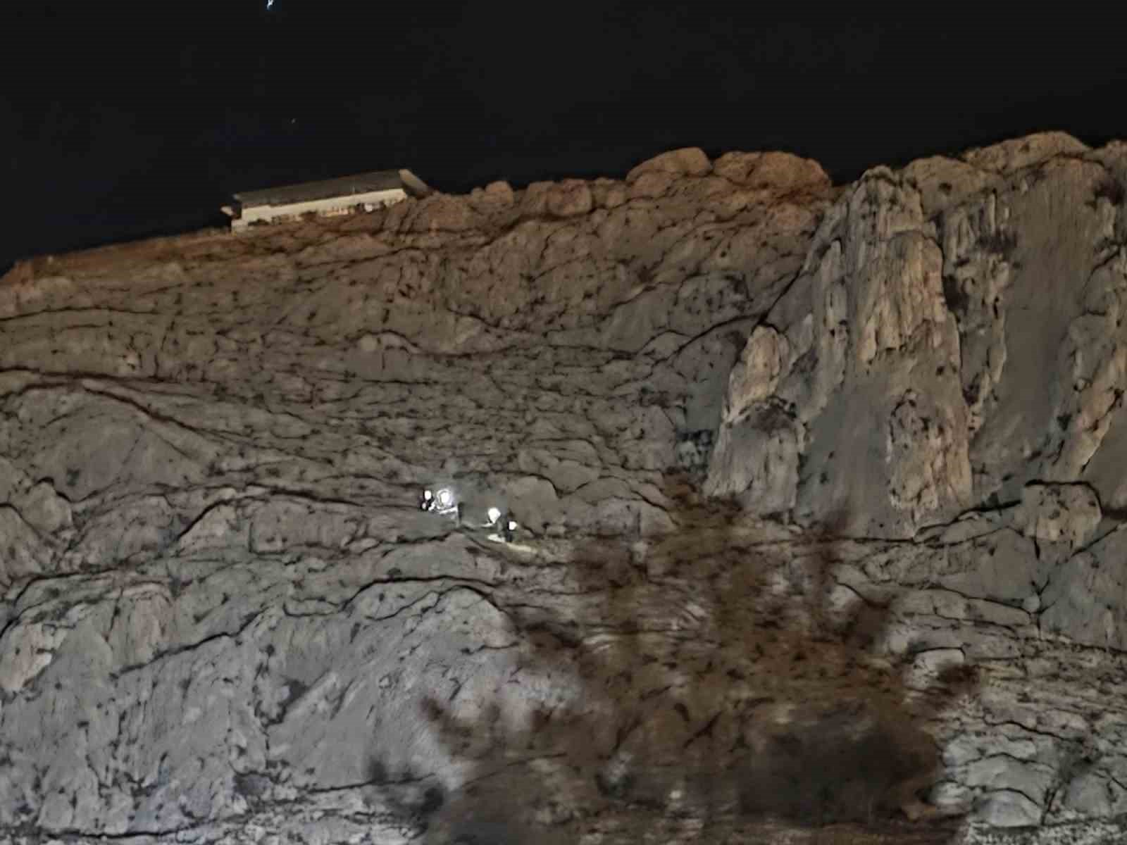 Kayalıklardan atlayan cezaevi firarisi kurtarıldı
