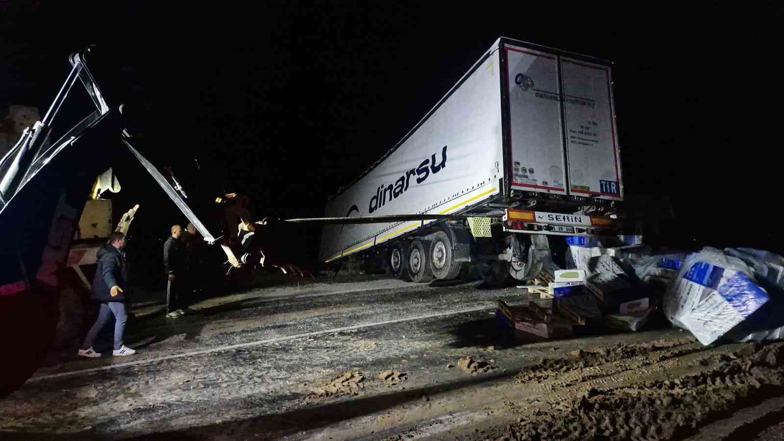 Kayan tır devrildi, Ankara-Tokat karayolu saatlerce ulaşıma kapandı

